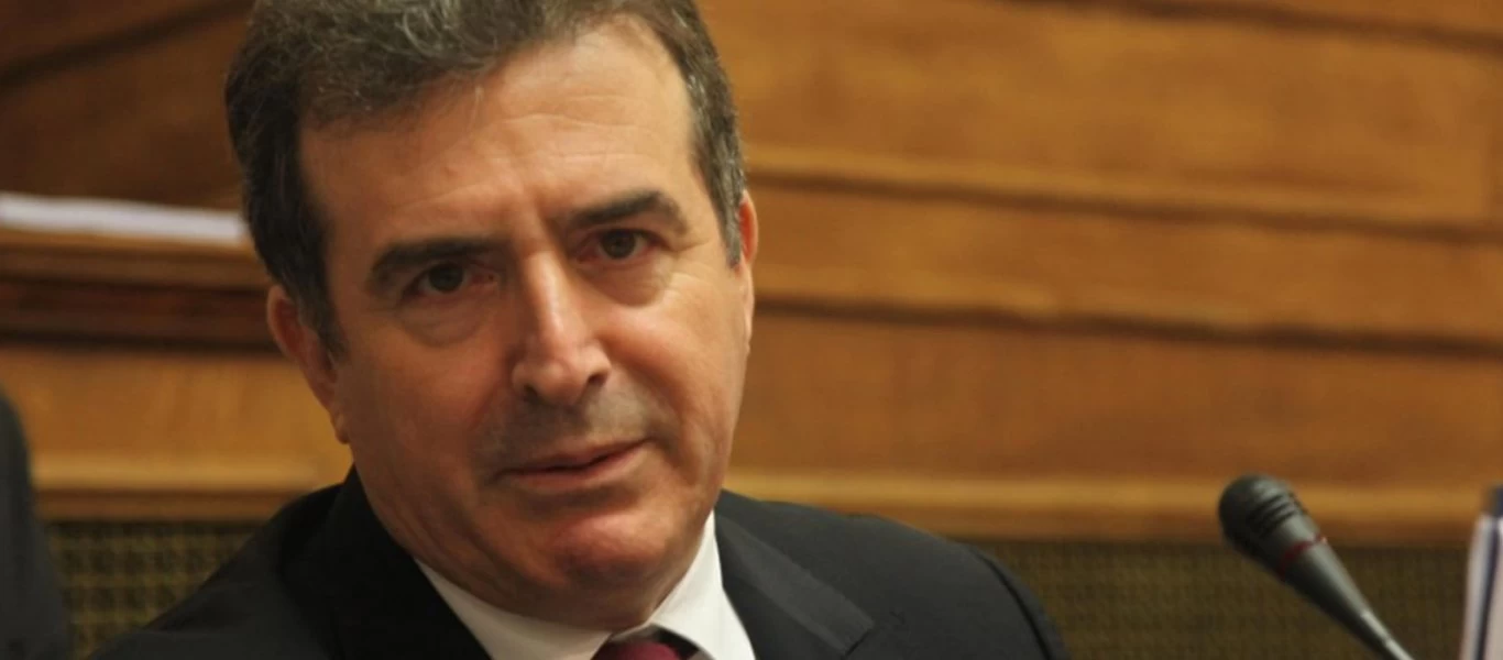 Ομάδα 50 ατόμων πέταξε τρικάκια έξω από το σπίτι του Μ.Χρυσοχοΐδη (φωτο)